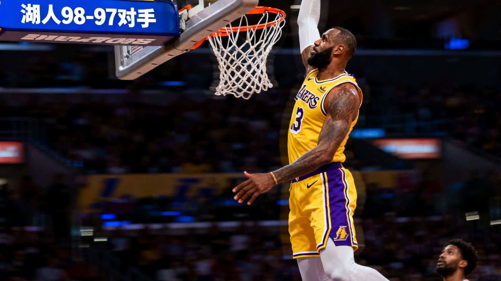 NBA直播画面，湖人队球员快攻中飞身单手劈扣，篮筐剧烈晃动，计时器显示第四节最后2分钟，比分紧咬
